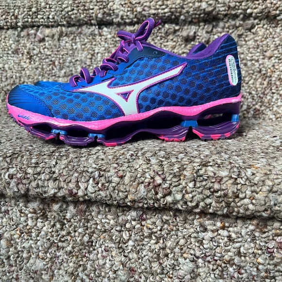 Mizuno women's sneakers size 7.5 wide. NWT, no box - Picture 2 of 6